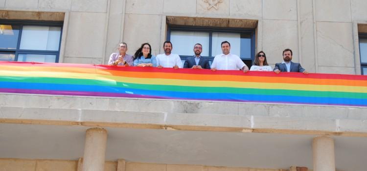 La bandera de l’arc de sant Martí oneja a l’Ajuntament amb motiu del Dia de l’Orgull LGTBI