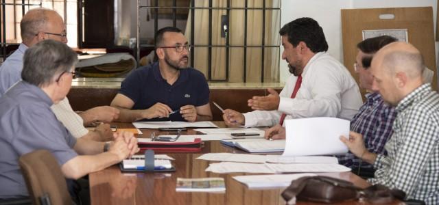 La Fundació de Sant Pasqual valora completar la porta de la basílica amb figures de ceràmica d’escultors locals