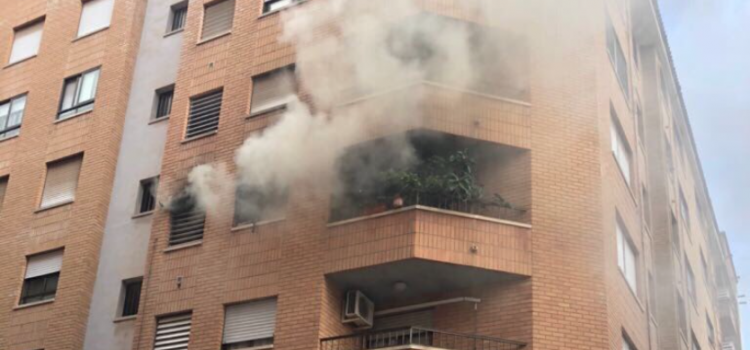 Incendi en la cuina d’un habitatge en el carrer Osca del barri del Pilar