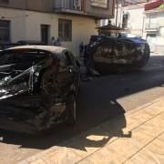 Un vehicle bolca en ple carrer a Vila-real i ocasiona danys en altres tres cotxes estacionats