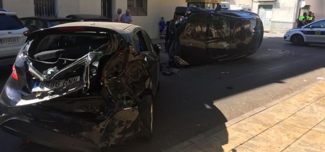 Un vehicle bolca en ple carrer a Vila-real i ocasiona danys en altres tres cotxes estacionats