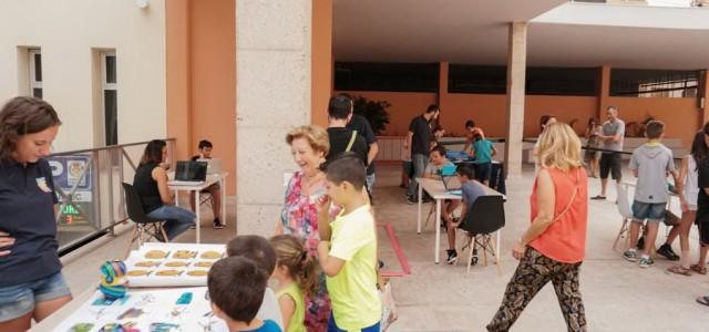 Els més menuts gaudeixen de l’activitat ‘Jugant, Jugant’ a la plaça de Colom