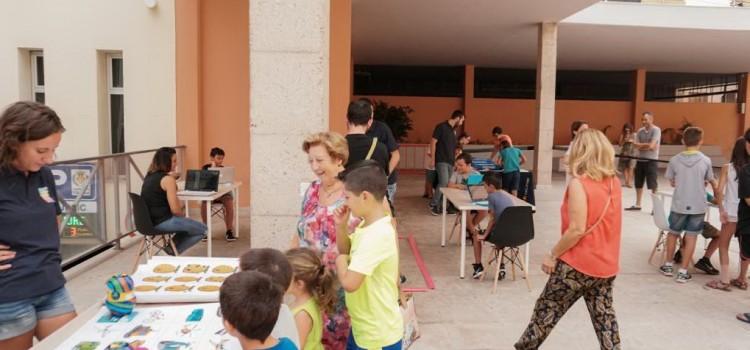 Els més menuts gaudeixen de l’activitat ‘Jugant, Jugant’ a la plaça de Colom