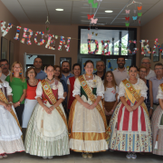 La reina de festes i la cort d’honor porten l’ambient festiu al visiten el centre de dia d’Alzheimer ‘Molí La Vila’