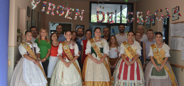 La reina de festes i la cort d’honor porten l’ambient festiu al visiten el centre de dia d’Alzheimer ‘Molí La Vila’