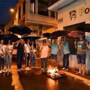 La pluja ‘xopa’ la nit de la Xulla encara que dóna treva en diversos moments de la vetllada