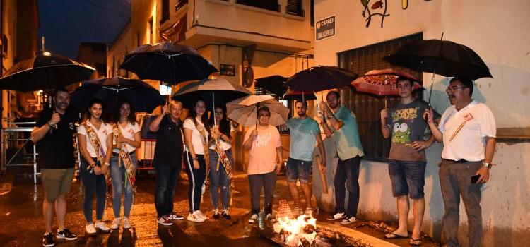 La pluja ‘xopa’ la nit de la Xulla encara que dóna treva en diversos moments de la vetllada