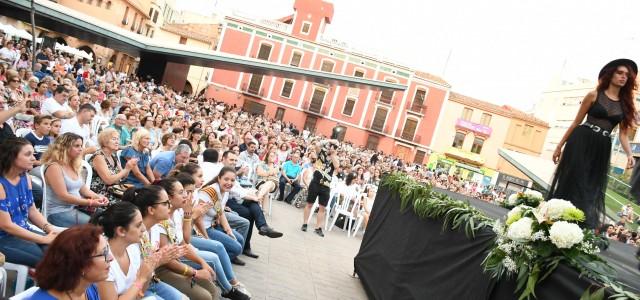 Les últimes tendències desfilen a la placa Major de mà dels comerços locals