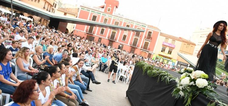 Les últimes tendències desfilen a la placa Major de mà dels comerços locals