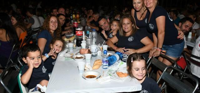 Multitudinària 27a Nit de penyes amb tombet de bou a les festes que encaren la seua recta final