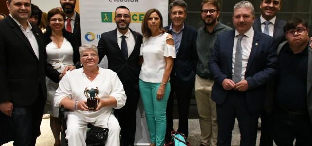 La vila-realenca Josefina Mora rep el premi de l’ONCE a la persona física de mans de Ximo Puig