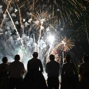 El foc i la flama il·luminen els carrers i el cel de la ciutat que posa el fermall d’or a deu dies de festes