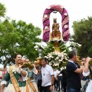 La pluja dóna treva i permet ofrenar a la Mare de Déu de Gràcia i que els veïns l’acompanyen en el retorn 