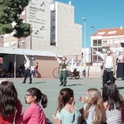 La companyia La Fam porta la flama del Correllengua a les escoles de la localitat