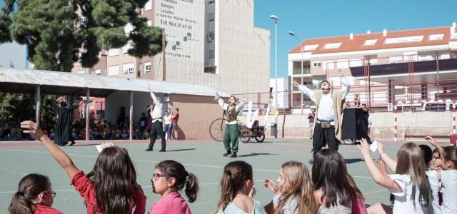 La companyia La Fam porta la flama del Correllengua a les escoles de la localitat