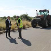 Un tractor de la Diputació acompanya durant deu dies a Serveis Públics en les tasques de neteja de cunetes i camins