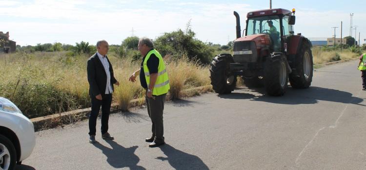 Un tractor de la Diputació acompanya durant deu dies a Serveis Públics en les tasques de neteja de cunetes i camins