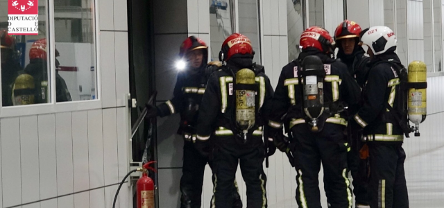 Incendi en una empresa ceràmica de Vila-real per una deflagració en un dipòsit de dissolvents