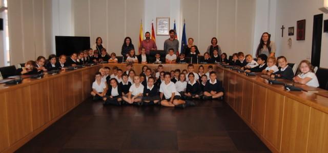 Prop de 60 alumnes de 2n de Primària de la Consolació visiten l’Ajuntament