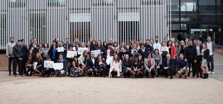 Mig centenar de participants del primer Programa Operatiu d’Ocupació Juvenil reben els diplomes de mà de Benlloch