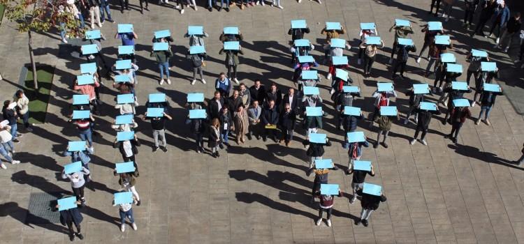 L’alumnat de FP posa en valor els seus estudis en el context actual amb la lectura d’un manifest a la plaça Major