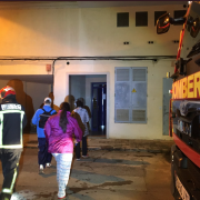 Un incendi en la cuina d’una quarta planta d’un habitatge en Vila-real obliga a desallotjar a tots els veïns