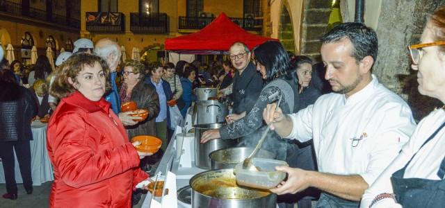 Més de mil cassoletes solidàries de l’Olleta repartides en la tradicional degustació