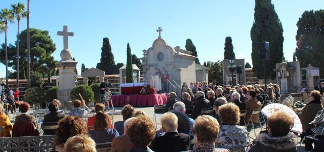 El poble de Vila-real honra i recorda els seus difunts en el dia de Tots Sants