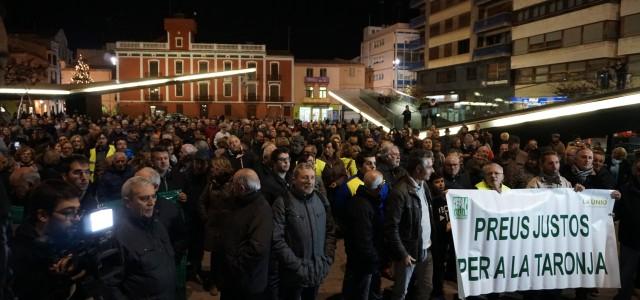 Centenars de persones prenen la plaça Major en defensa de la citricultura 