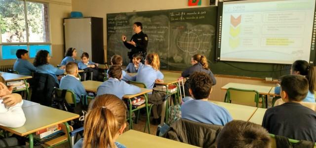 La Policia Nacional porta als centres educatius de Vila-real una campanya per a prevenir riscos en Internet