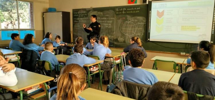 La Policia Nacional porta als centres educatius de Vila-real una campanya per a prevenir riscos en Internet