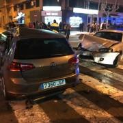 Una persecució policial en l’avinguda Francesc Tàrrega provoca un accident múltiple i atrapats en un cotxe