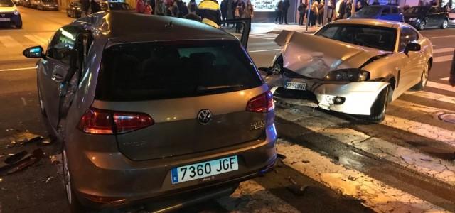 Una persecució policial en l’avinguda Francesc Tàrrega provoca un accident múltiple i atrapats en un cotxe