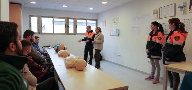 Protecció Civil ensenya primers auxilis a una trentena d’alumnes del programa d’ocupació T’Avalem