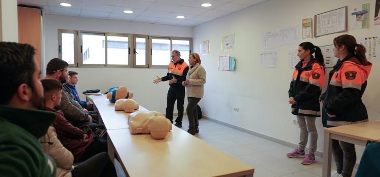 Protecció Civil ensenya primers auxilis a una trentena d’alumnes del programa d’ocupació T’Avalem