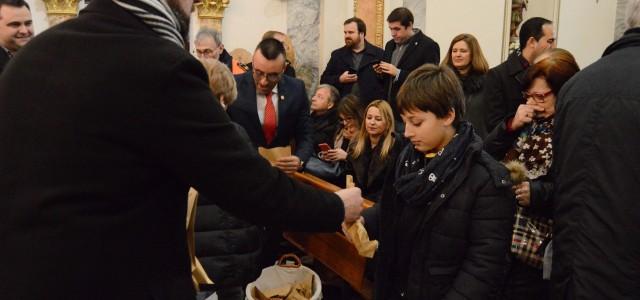 La festa de sant Antoni es trasllada a l’Ermita amb una missa i 1.200 panets repartits 