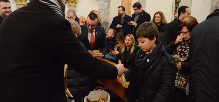 La festa de sant Antoni es trasllada a l’Ermita amb una missa i 1.200 panets repartits 