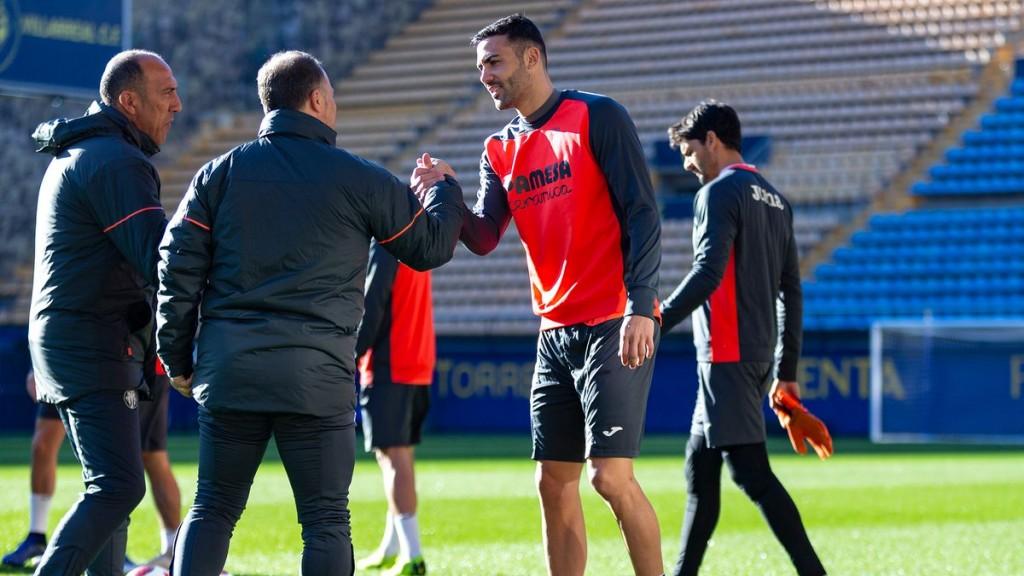 Vicente Iborra saluda a part del cos tècnic del Vila-real. FOTO: VILA-REAL CF