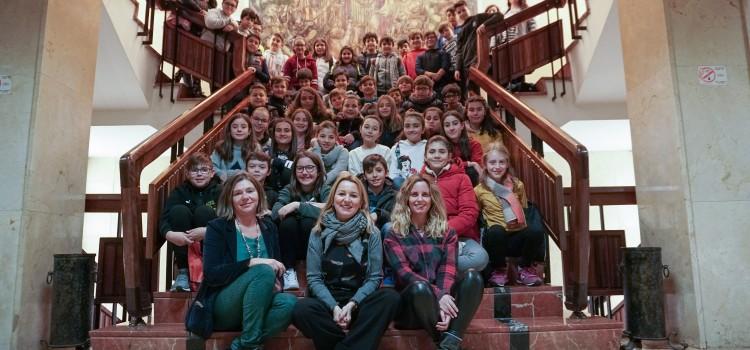 150 escolars dels col·legis Angelina Abad i Escultor Ortells visiten l’Ajuntament 