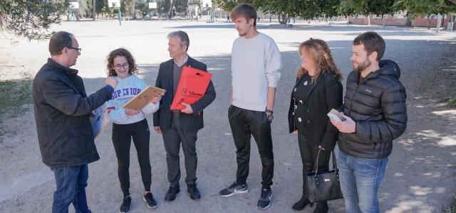 El projecte VILABOT lliura els diplomes als dissenys per al logotip del concurs a Noelia Mingol i Felipe Fornàs