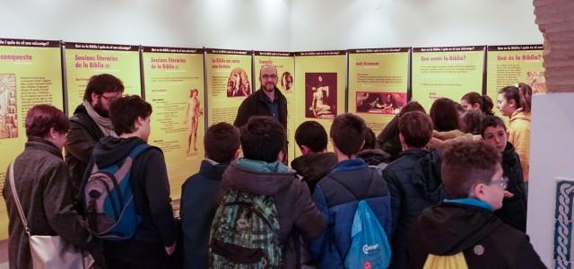 L’alumnat de 6é curs del CEIP Angelina Abad han visitat hui l’exposició ‘Bíblia i cultura’ a la Casa de Polo