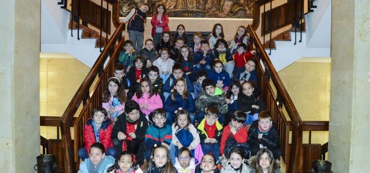 Un centenar d’escolars 2n de Primària dels col·legis Pius XII i Angelina Abad coneixen l’Ajuntament