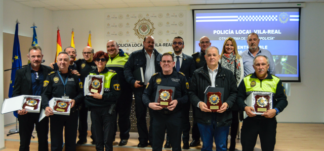 Vila-real homenatja una desena d’oficials i agents de la Policia Local que es jubilen enguany de manera excepcional
