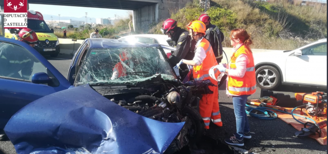 Accident de trànsit entre dos vehicles i amb ocupants atrapats en la N-340 al seu pas per Vila-real