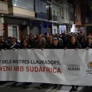 Vila-real participa en la multitudinària manifestació en defensa de la dignitat del llaurador i per uns preus justos