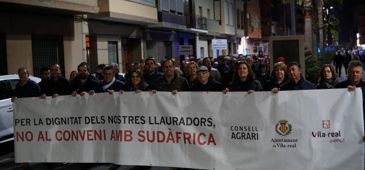 Vila-real participa en la multitudinària manifestació en defensa de la dignitat del llaurador i per uns preus justos