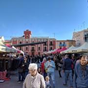 Exitosa sisena edició de la Fira Outlet amb una trentena de parades a la Plaça Major i una gran assistència