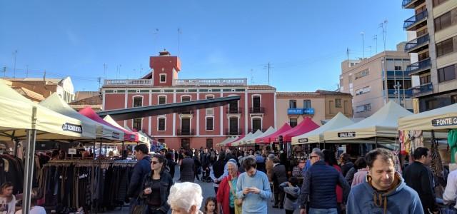 Exitosa sisena edició de la Fira Outlet amb una trentena de parades a la Plaça Major i una gran assistència