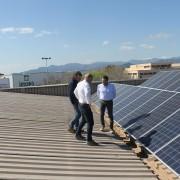 S’instal·len 30 plaques solars que faran funcionar amb energia neta la meitat de la flota de vehicles elèctrics