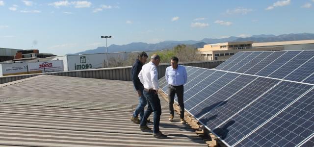 S’instal·len 30 plaques solars que faran funcionar amb energia neta la meitat de la flota de vehicles elèctrics